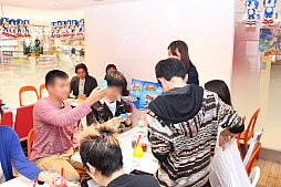 画像ギャラリー No.007のサムネイル画像 / 「ソニック25周年カフェ」で開催された,「ソニックトゥーン ファイアー&アイス」発売記念のファン交流会をレポート。開発陣との交流や「Sonic Mania」の試遊が楽しめた