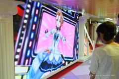 画像ギャラリー No.011のサムネイル画像 / 超巨大ディスプレイで見られる「デレステ」の3Dライブやぷちデレラ155人の行進映像は必見。アイドル達が新宿のメトロプロムナードをジャックした模様をお届け