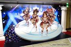 画像ギャラリー No.012のサムネイル画像 / 超巨大ディスプレイで見られる「デレステ」の3Dライブやぷちデレラ155人の行進映像は必見。アイドル達が新宿のメトロプロムナードをジャックした模様をお届け