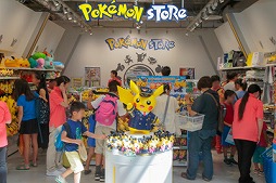 画像ギャラリー No.005のサムネイル画像 / ポケモンストア 中部国際空港店が本日オープン。パイロットやCA姿のピカチュウグッズを販売