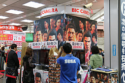 画像ギャラリー No.002のサムネイル画像 / 「龍が如く6 命の詩。」の店頭体験会&サイン会が東京・有楽町で開催。名越稔洋総合監督が仕上がりへの自信を語ったインタビューを掲載