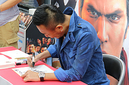 画像ギャラリー No.004のサムネイル画像 / 「龍が如く6 命の詩。」の店頭体験会&サイン会が東京・有楽町で開催。名越稔洋総合監督が仕上がりへの自信を語ったインタビューを掲載