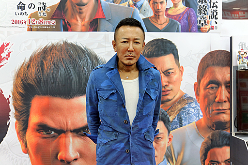 画像ギャラリー No.006のサムネイル画像 / 「龍が如く6 命の詩。」の店頭体験会&サイン会が東京・有楽町で開催。名越稔洋総合監督が仕上がりへの自信を語ったインタビューを掲載