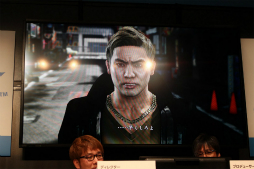 画像ギャラリー No.003のサムネイル画像 / セガフェスの「龍が如く6 命の詩。」ステージにて,横山P&阪本Dが「クランクリエイター」を解説。ブシロードのカード付きウエハースとのコラボレーションも発表