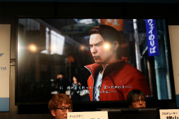 画像ギャラリー No.004のサムネイル画像 / セガフェスの「龍が如く6 命の詩。」ステージにて,横山P&阪本Dが「クランクリエイター」を解説。ブシロードのカード付きウエハースとのコラボレーションも発表