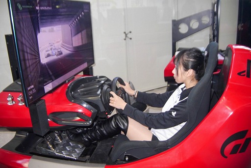 画像ギャラリー No.009のサムネイル画像 / PS VRで体験するコクピットが,プレイヤーの気持ちを変えていく。東京オートサロン2017の「グランツーリスモSPORT」ブースレポート