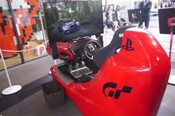 画像ギャラリー No.003のサムネイル画像 / レーサーの松田次生選手が「グランツーリスモSPORT」で快走! 「Sony Square Grand Prix」スペシャルトークショーレポート