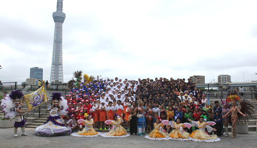 画像ギャラリー No.002のサムネイル画像 / 今年のテーマは「パズドラクロス」。浅草サンバカーニバルにガンホーアミーゴスが5度めの参加!