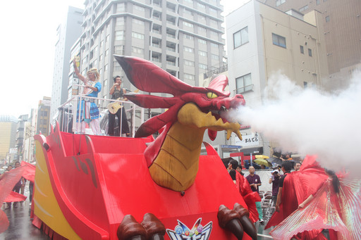 画像ギャラリー No.004のサムネイル画像 / 今年のテーマは「パズドラクロス」。浅草サンバカーニバルにガンホーアミーゴスが5度めの参加!