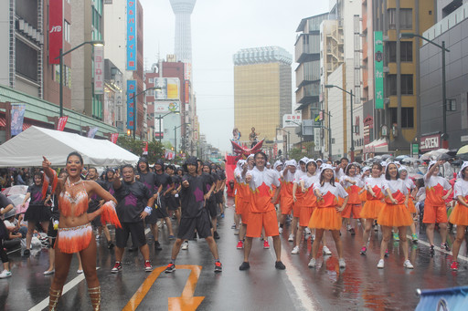 画像ギャラリー No.010のサムネイル画像 / 今年のテーマは「パズドラクロス」。浅草サンバカーニバルにガンホーアミーゴスが5度めの参加!