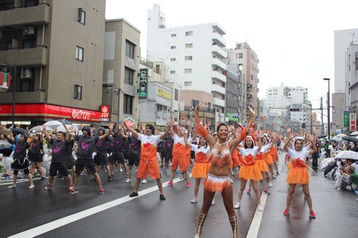 画像ギャラリー No.011のサムネイル画像 / 今年のテーマは「パズドラクロス」。浅草サンバカーニバルにガンホーアミーゴスが5度めの参加!