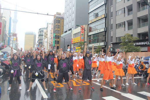 画像ギャラリー No.012のサムネイル画像 / 今年のテーマは「パズドラクロス」。浅草サンバカーニバルにガンホーアミーゴスが5度めの参加!