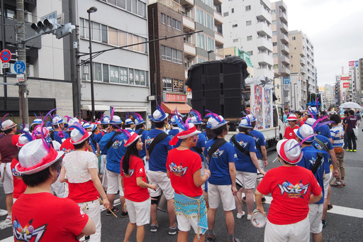 画像ギャラリー No.017のサムネイル画像 / 今年のテーマは「パズドラクロス」。浅草サンバカーニバルにガンホーアミーゴスが5度めの参加!