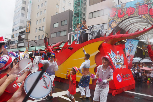 画像ギャラリー No.018のサムネイル画像 / 今年のテーマは「パズドラクロス」。浅草サンバカーニバルにガンホーアミーゴスが5度めの参加!