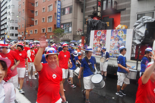 画像ギャラリー No.019のサムネイル画像 / 今年のテーマは「パズドラクロス」。浅草サンバカーニバルにガンホーアミーゴスが5度めの参加!