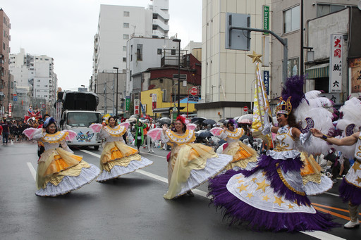 画像ギャラリー No.022のサムネイル画像 / 今年のテーマは「パズドラクロス」。浅草サンバカーニバルにガンホーアミーゴスが5度めの参加!
