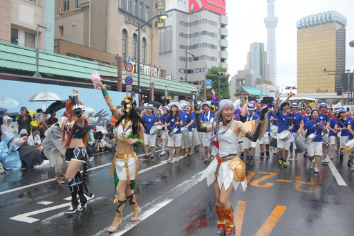 画像ギャラリー No.023のサムネイル画像 / 今年のテーマは「パズドラクロス」。浅草サンバカーニバルにガンホーアミーゴスが5度めの参加!