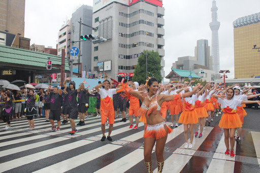 画像ギャラリー No.024のサムネイル画像 / 今年のテーマは「パズドラクロス」。浅草サンバカーニバルにガンホーアミーゴスが5度めの参加!