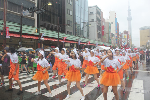 画像ギャラリー No.026のサムネイル画像 / 今年のテーマは「パズドラクロス」。浅草サンバカーニバルにガンホーアミーゴスが5度めの参加!