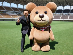 画像ギャラリー No.009のサムネイル画像 / 「激突!! Jリーグ プニコンサッカー」,松木安太郎氏が出演するTVCMを放映