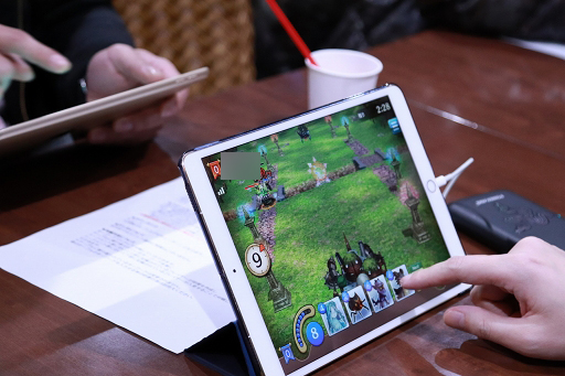 画像ギャラリー No.004のサムネイル画像 / ペンギンの“たかやしき”も会場に駆けつけた「CARAVAN STORIES」先行デュエル大会をレポート