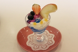 画像ギャラリー No.012のサムネイル画像 / 「文豪とアルケミスト×スイーツパラダイス」コラボカフェ初日をレポート。いたずら心に溢れた,乱歩の“青いおにぎり”の味は?