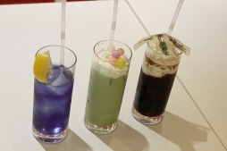 画像ギャラリー No.015のサムネイル画像 / 「文豪とアルケミスト×スイーツパラダイス」コラボカフェ初日をレポート。いたずら心に溢れた,乱歩の“青いおにぎり”の味は?