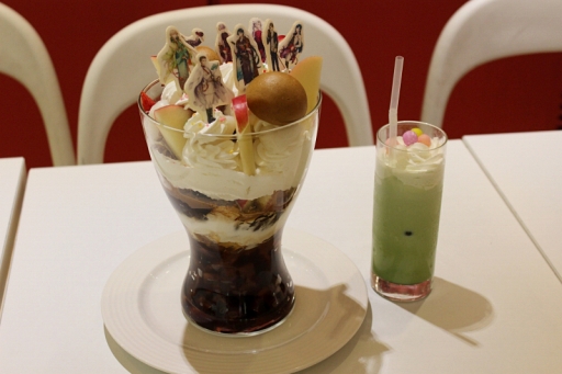 画像ギャラリー No.020のサムネイル画像 / 「文豪とアルケミスト×スイーツパラダイス」コラボカフェ初日をレポート。いたずら心に溢れた,乱歩の“青いおにぎり”の味は?