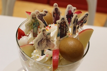 画像ギャラリー No.021のサムネイル画像 / 「文豪とアルケミスト×スイーツパラダイス」コラボカフェ初日をレポート。いたずら心に溢れた,乱歩の“青いおにぎり”の味は?