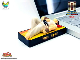 画像ギャラリー No.004のサムネイル画像 / 「ストリートファイターII」のKOシーンをモチーフにしたUSBメモリが6月中旬に発売。「YOU LOSE」が光る