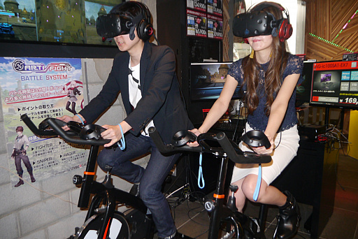 画像ギャラリー No.007のサムネイル画像 / スピンバイクをこいで,マシンを操れ! 熱いバトルで身体も温まるVRゲーム「アーティファイト」の体験会をレポート
