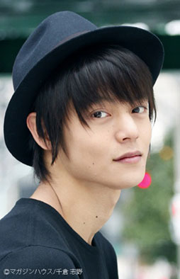 画像ギャラリー No.002のサムネイル画像 / 「OVERHIT」のテレビCM第2弾「荒野の決闘」篇が5月29日より全国5地域で放映。窪田正孝さんがガンマンを熱演