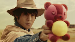 画像ギャラリー No.005のサムネイル画像 / 「OVERHIT」のテレビCM第2弾「荒野の決闘」篇が5月29日より全国5地域で放映。窪田正孝さんがガンマンを熱演