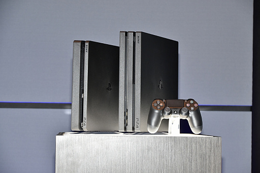 画像ギャラリー No.003のサムネイル画像 / 西川善司撮影,PlayStation 4 Proと薄型PlayStation 4の実機写真集