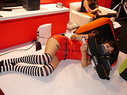 画像集#003のサムネイル/タブレットでのごろ寝プレイをサポートするクッション「goron」で,徹底的にごろごろしてみた