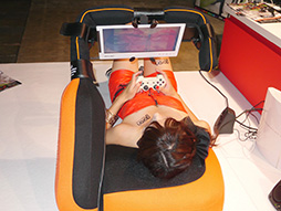 画像集#004のサムネイル/タブレットでのごろ寝プレイをサポートするクッション「goron」で,徹底的にごろごろしてみた