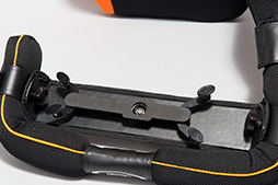 画像集#014のサムネイル/タブレットでのごろ寝プレイをサポートするクッション「goron」で,徹底的にごろごろしてみた