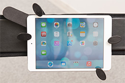 画像集#018のサムネイル/タブレットでのごろ寝プレイをサポートするクッション「goron」で,徹底的にごろごろしてみた