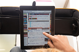 画像集#019のサムネイル/タブレットでのごろ寝プレイをサポートするクッション「goron」で,徹底的にごろごろしてみた