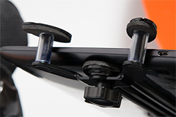 画像集#020のサムネイル/タブレットでのごろ寝プレイをサポートするクッション「goron」で,徹底的にごろごろしてみた