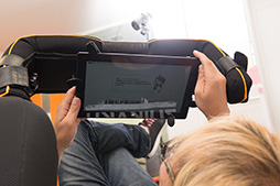 画像集#022のサムネイル/タブレットでのごろ寝プレイをサポートするクッション「goron」で,徹底的にごろごろしてみた