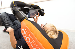 画像集#023のサムネイル/タブレットでのごろ寝プレイをサポートするクッション「goron」で,徹底的にごろごろしてみた