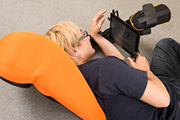 画像集#024のサムネイル/タブレットでのごろ寝プレイをサポートするクッション「goron」で,徹底的にごろごろしてみた