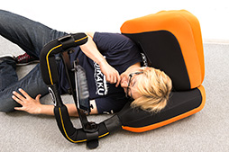 画像集#025のサムネイル/タブレットでのごろ寝プレイをサポートするクッション「goron」で,徹底的にごろごろしてみた