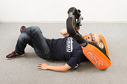 画像集#026のサムネイル/タブレットでのごろ寝プレイをサポートするクッション「goron」で,徹底的にごろごろしてみた