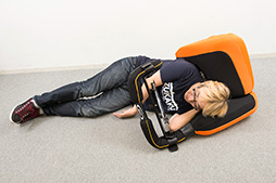 画像集#027のサムネイル/タブレットでのごろ寝プレイをサポートするクッション「goron」で,徹底的にごろごろしてみた