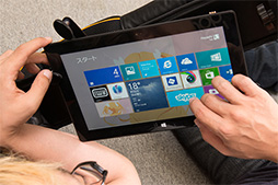 画像集#028のサムネイル/タブレットでのごろ寝プレイをサポートするクッション「goron」で,徹底的にごろごろしてみた