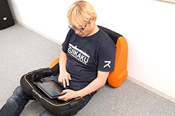 画像集#029のサムネイル/タブレットでのごろ寝プレイをサポートするクッション「goron」で,徹底的にごろごろしてみた