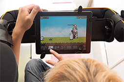 画像集#030のサムネイル/タブレットでのごろ寝プレイをサポートするクッション「goron」で,徹底的にごろごろしてみた