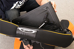 画像集#031のサムネイル/タブレットでのごろ寝プレイをサポートするクッション「goron」で,徹底的にごろごろしてみた